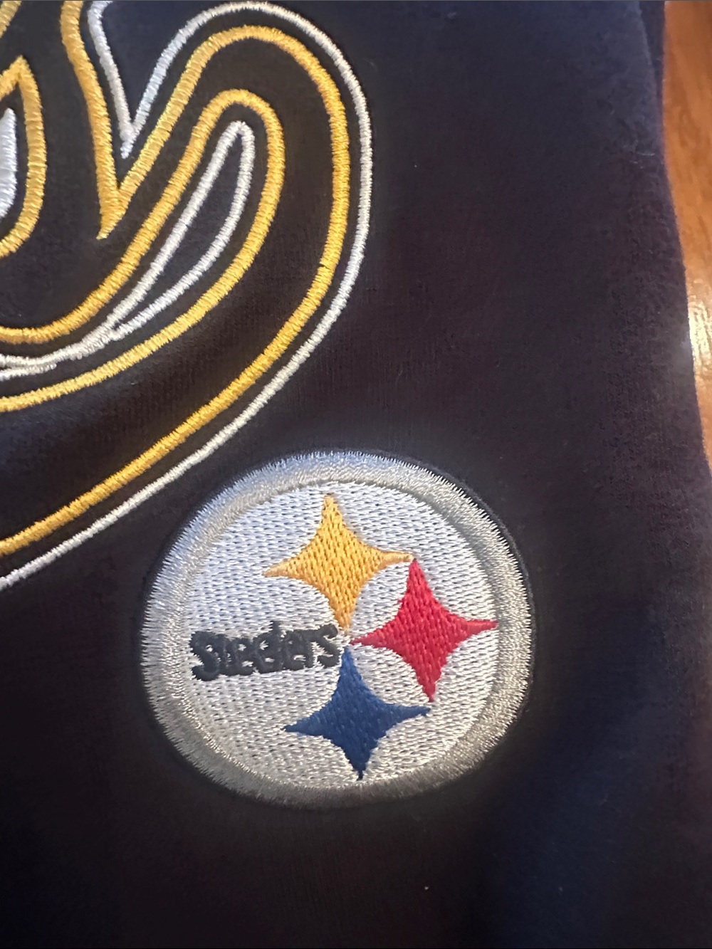 Super Soft NFL-Licensed Pittsburgh Steelers Black Crewneck Sweatshirt NWT - Picture 4 of 4